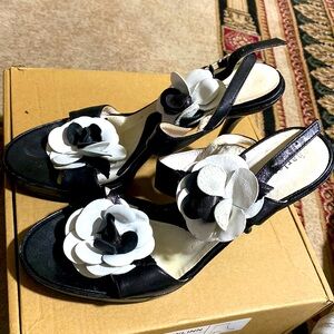 Strappy black and white sandal with beautiful flower detail